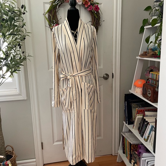 Long cream and striped blazer - Picture 4 of 11